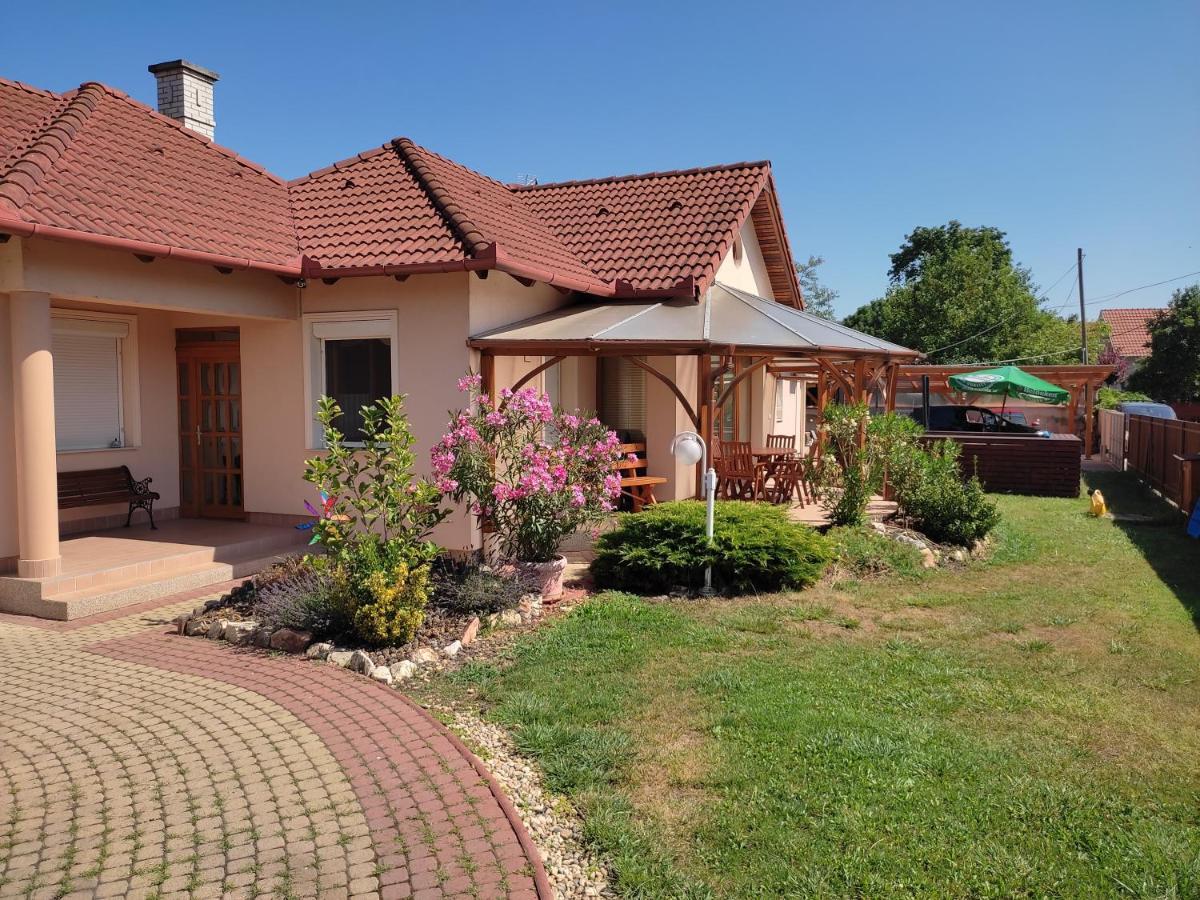 Aqua Erzsi Mama Apartman Hajdúszoboszló Kültér fotó